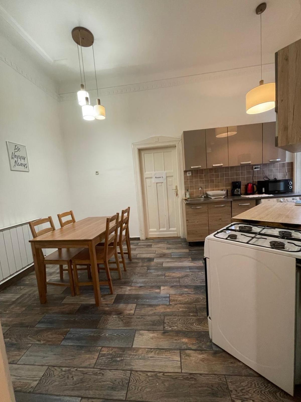 White Pearl Rooms Near Gozsdu Budapest Bagian luar foto